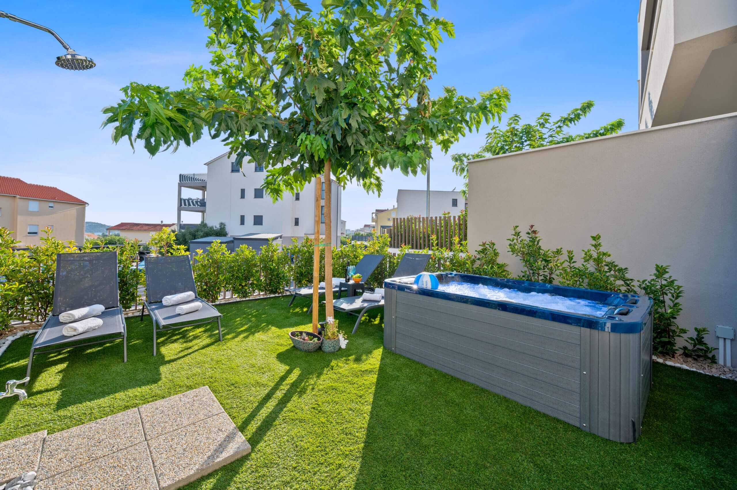 Private garden & jacuzzi